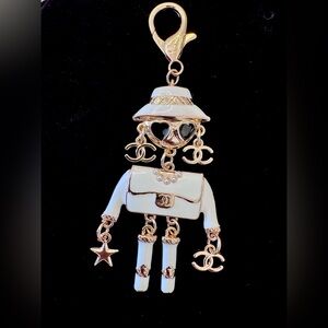 CC BAG CHARM KEY CHAIN WHITE